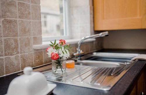 Sleeps 5 - 3 Bedrooms - walk to the square hosted Happy Valley cast - Foto 12