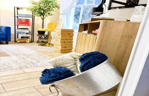 4BR Boutique Coastal Home, Walk to Beach and The Strand, Sleeps 10 - Foto 30