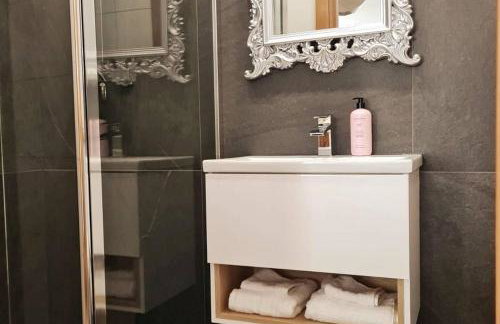 4 Bed Villa Sleeps 8 -private Terrace-free Parking - Foto 68