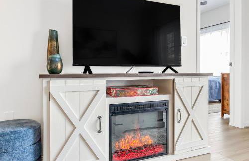 Modern and Comfy-2BR 2BA with pool access - ground floor, Near Outlets & Beaches - Foto 17