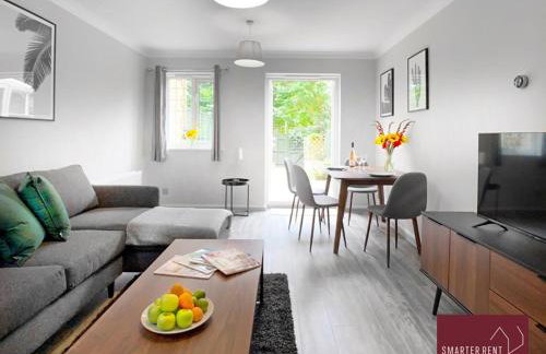 Woking 2 Bedroom House Parking Garden - Photo 2