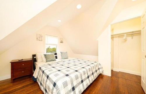 988 - 2 4BR Boston Cozy Getaway near Geneva Cliffs - Foto 3