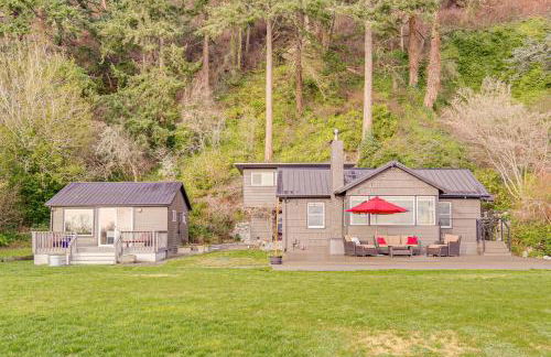 Private 3-Acre Beach! Family Retreat in Freeland - Foto 1