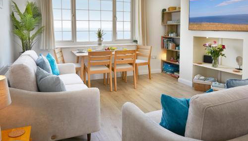 Delightful beachfront apartment - 2 bedrooms sleeps 4 - parking & stunning views - Foto 2