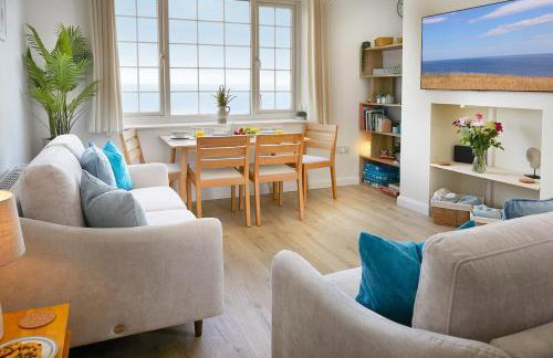 Delightful beachfront apartment - 2 bedrooms sleeps 4 - parking & stunning views - Foto 2