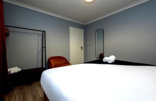 Cozy 2-Bed Detached Bungalow with Parking Woking - Photo 7