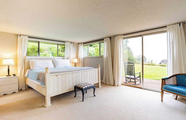 Private Beach Access + Water Views! Sleeps 18, Historic 6bdr Farmhouse w/ Deck - Foto 24