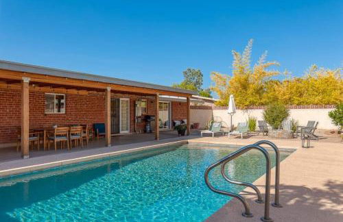 Stylish Mid-Century Oasis with Pool - Foto 34