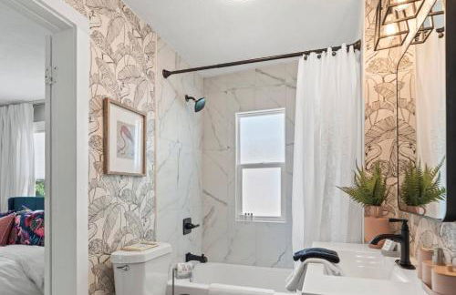 Urban Flamingo Retreat Modern Meets Tropical in this Beautiful, Updated Pet Friendly 3BD Pool Home with Outdoor Living Space - Foto 34