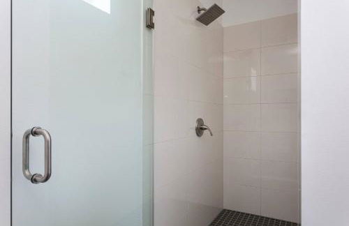 Experience Luxury 4BR Townhouse Sleeps 8 with Parking - Foto 27