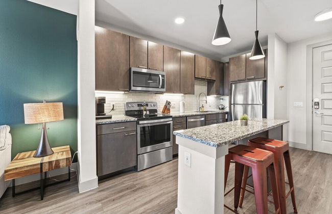 Serene 1BR King Suite Close to Downtown w Fast Wifi - Foto 12