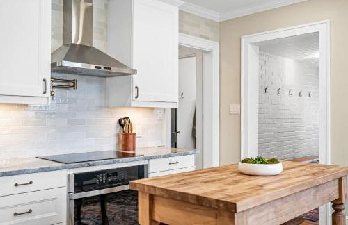 Luxurious Retreat in Historic Downtown Burlington Downstairs Only - Foto 40