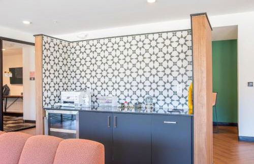 Modern East Side 1BR Apt with Balcony, Pool, and Gym - Foto 29