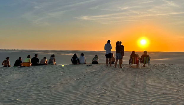 Foto de grupo disfrutando del atardecer