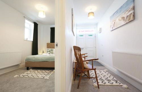 Modern 3 Bed - M4 ACCESS - Wi-Fi - Photo 51