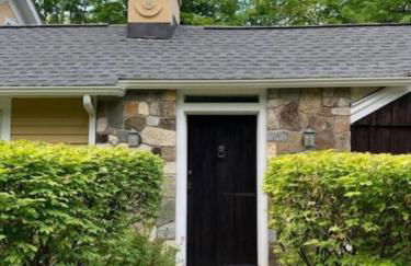 Luxurious Riverfront Cottage with a Hot Tub and a Fireplace near the Twin Lakes, Connecticut - Foto 68