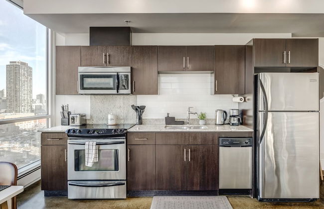 Luxury 2BR Condo - Downtown City Views - Photo 2