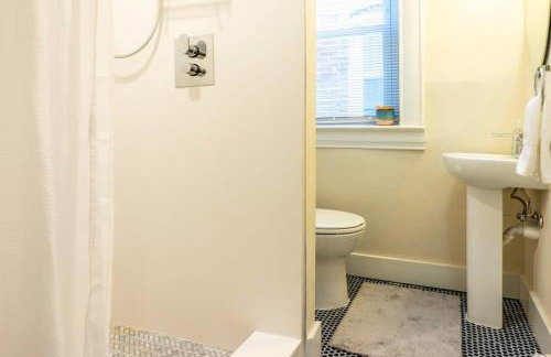 Cozy 3BR Townhome Perfect Location ABODEbucks - Foto 25