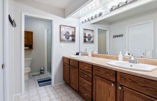 Lakefront Home Private Dock with Main Channel View - Foto 30