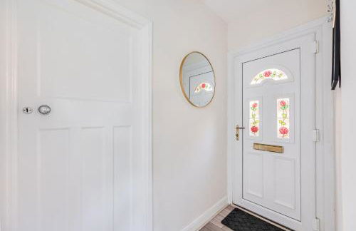 Charming Detached Bungalow - Close to Town Centre - Driveway Parking, Self-Check-In, Fast WiFi and Garden by Yoko Property - Photo 17