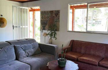 Casa com rio privado passando na frente e cercada por belas montanhas e piscina natural Estrada pavimentada até o estacionamento - Foto 10