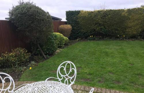 Lovekush Epsom Banstead Surrey. Views over London - Photo 35