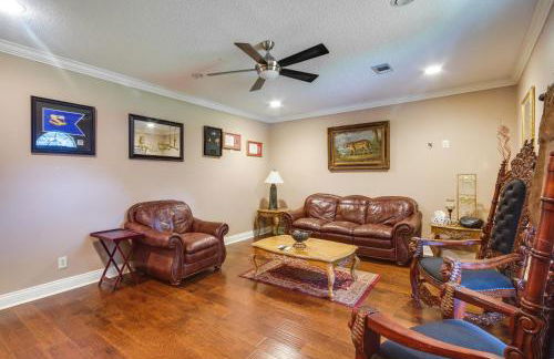 Homey Greenwood Getaway with Patio and Backyard - Foto 1