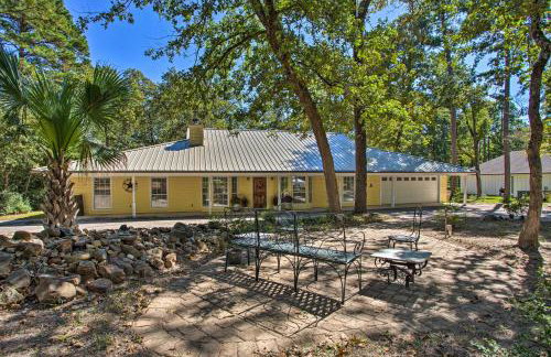 Holly Lake Retreat w/ 2 Community Pools & Yard - Foto 5
