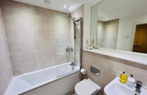 Luxury 2 Bed Apartment - River Views - Parking - Photo 17