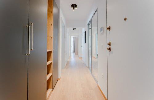 Modern 2BDR Apartment - Business Zone - Free Garage Parking - Photo 10