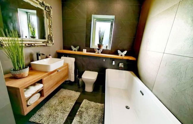 4 Bed Villa Sleeps 8 -private Terrace-free Parking - Foto 13