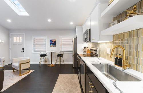 Vibrant Neon Condo Near Restaurants, Coffee and Bars - Foto 13