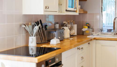 The Old Abbey Farmhouse - Stay at Quarr Abbey Monastery - Pet-Friendly Farmhouse with History & Countryside Views, surrounded by woodland & nature - Foto 4