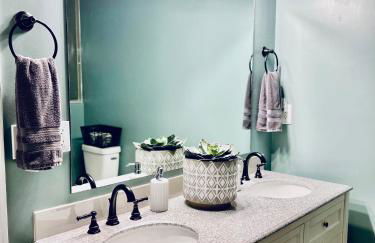 Sedona Uptown Gem!Large yard w grass and shade trees! Views!! NEW! BARREL SAUNA!!! Close to trails, walk to Uptown Sedona, restaurants and shopping - Foto 57