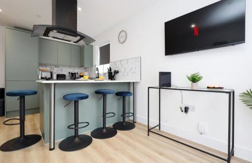 Chic 2 Bed Flat near Central Cardiff - Photo 3