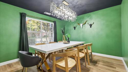 4BR w Pool Cinema Room, Mini Golf & EV - Foto 5