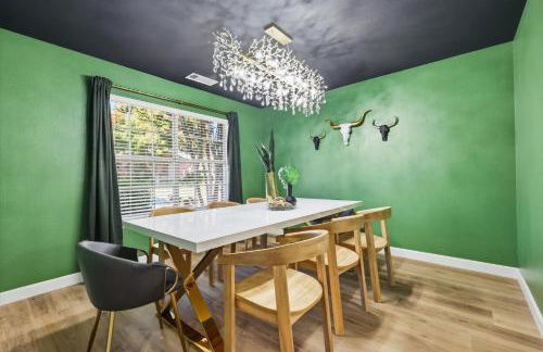 4BR w Pool Cinema Room, Mini Golf & EV - Photo 5