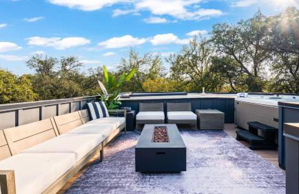 Modern Oasis w Pool Hot Tub Rooftop Deck Home Theater Mariposa Retreat by AvantStay - Foto 3