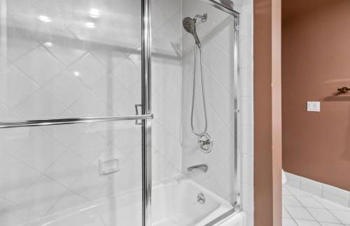 Stunning Waterfront Mansion with Pool and Hottub - Foto 46