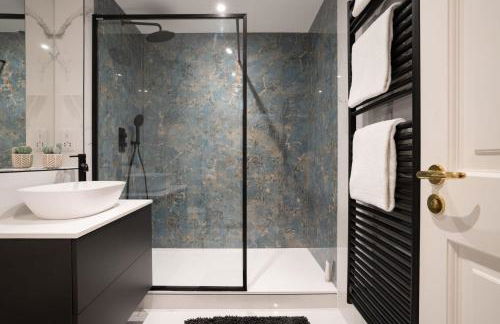 Brand New - Contemporary - 2 Bedroom - 2 Bathroom - Spacious Apartment - Lake Views - Foto 28