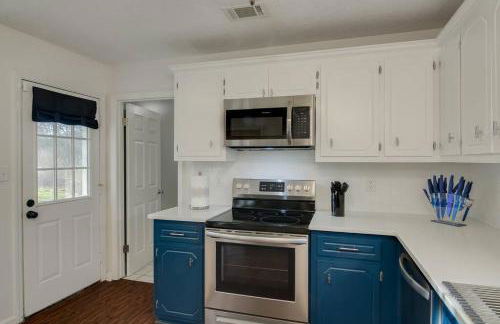 5min drive to AN Golf Club l Pet-Friendly l Big Backyard, BBQ & Fun Activities - Foto 8