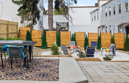 Chic Home with Large Private Yard! Hot Tub, Close To Downtown - Foto 42