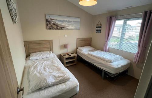 Stunning Lodge Boasting Large Decking Area At California Cliffs Ref 50008L - Foto 12