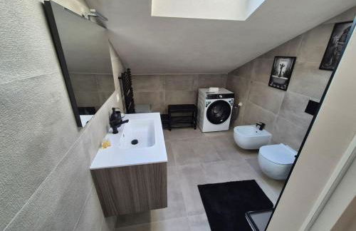 Moderna Mansarda con parcheggio gratuito - Foto 5