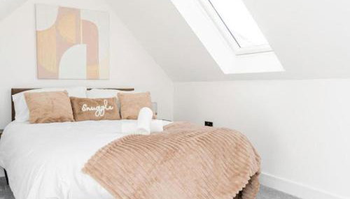 Modern Newport holiday home sleeps 8 - Foto 3