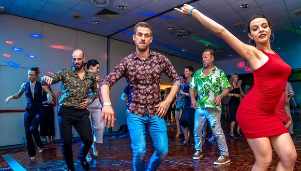 Aprendiendo los pasos de la salsa