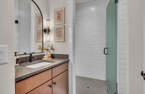 New 2 Luxe Townhomes with Rooftops Sleeps 24 - Foto 18