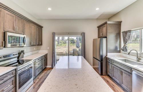 Peaceful Riverside Home with Patio, 7 Mi to Downtown - Foto 8