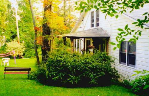 Charming Cabin with Serene Lake Views for a Family Getaway near Pittsfield, Massachusetts - Foto 7