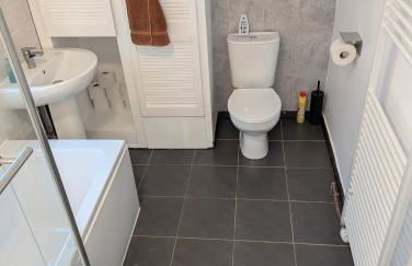 Fantastic 3-Bedroom House in Crawley - 10 mins from Gatwick - Foto 32